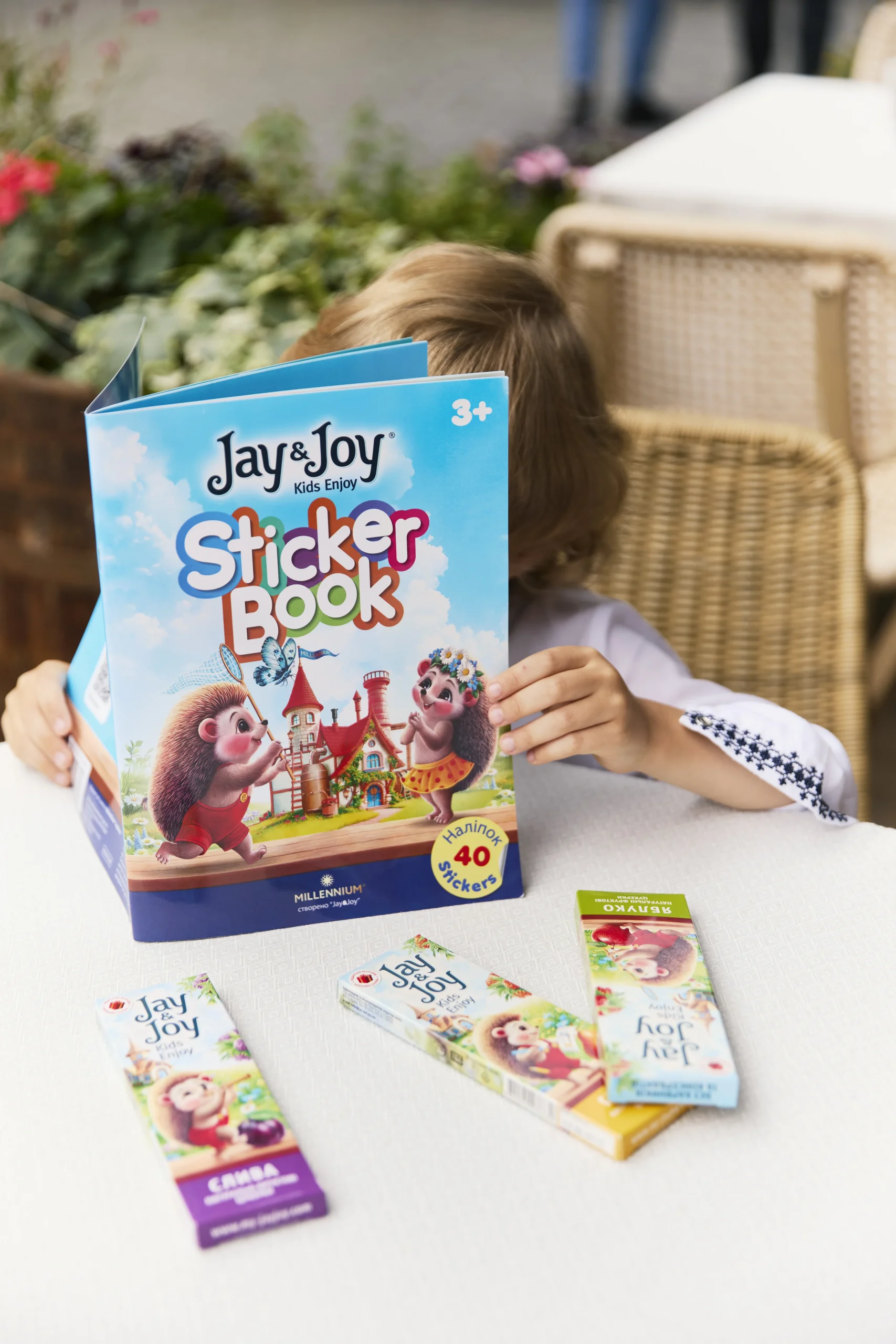 stikerbuk-jay-joy-nalipky-z-ulyublenymy-yizhachkamy1